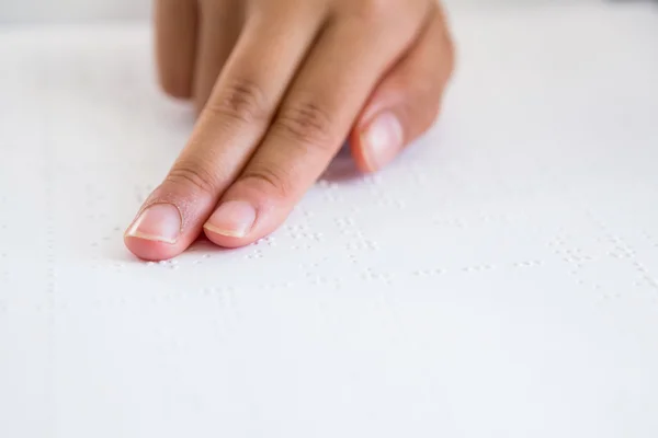 Dítě ruku čtení kniha v Braillově písmu — Stock fotografie