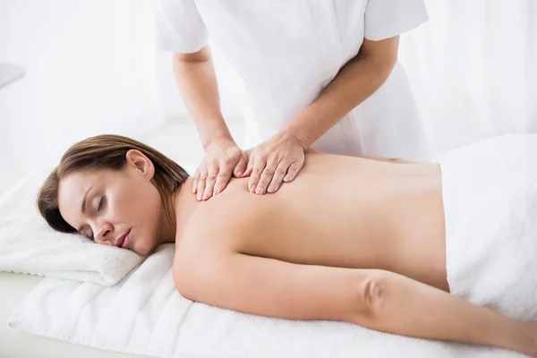 Masseur gibt der Frau eine Rückenmassage — Stockfoto