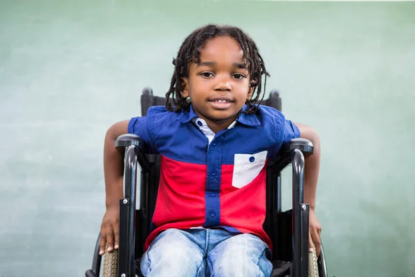Мальчик-инвалид в классе — стоковое фото