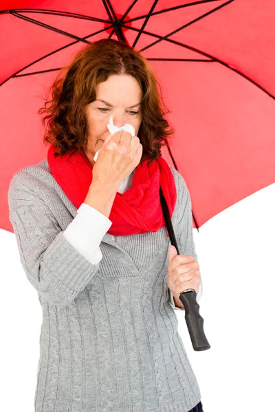 Mulher madura que sofre de frio — Fotografia de Stock