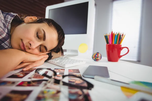 Ung kvinna sov i office — Stockfoto