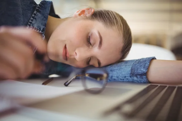 Trött affärskvinna tar tupplur på skrivbord — Stockfoto