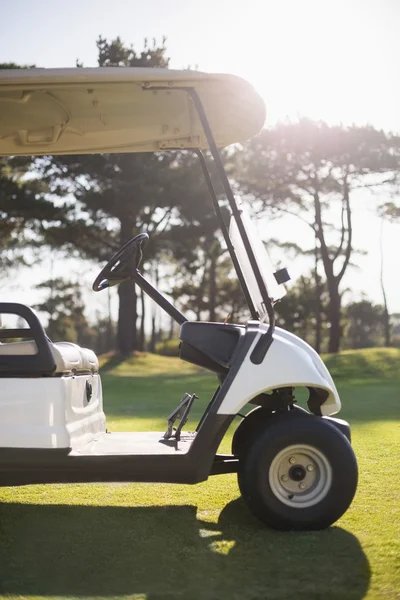 Vit golf buggy på fältet — Stockfoto