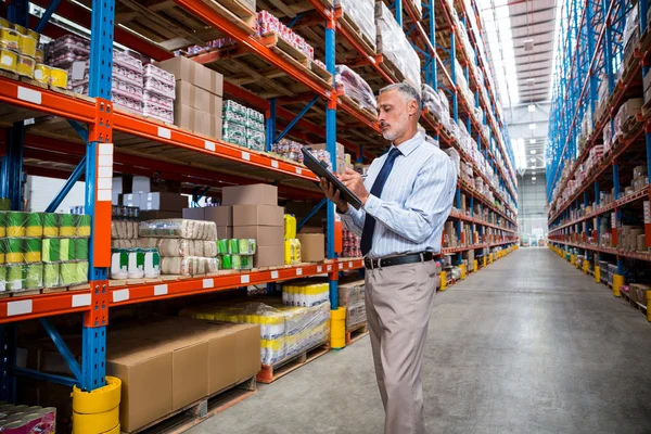 Hombre de negocios se está concentrando durante el trabajo — Foto de Stock