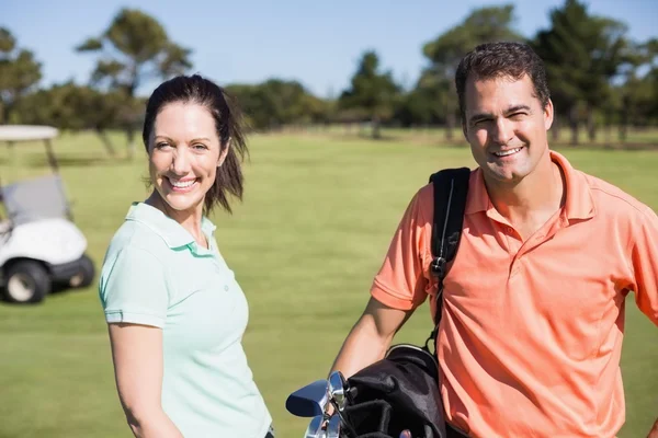 Casal golfista confiante — Fotografia de Stock