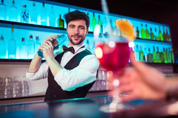 Barman préparant un cocktail au comptoir du bar — Photo