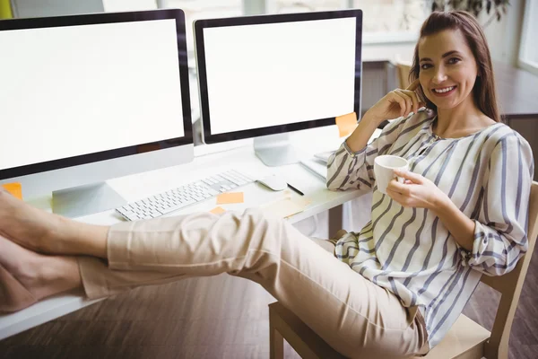 Donna d'affari che prende caffè — Foto Stock