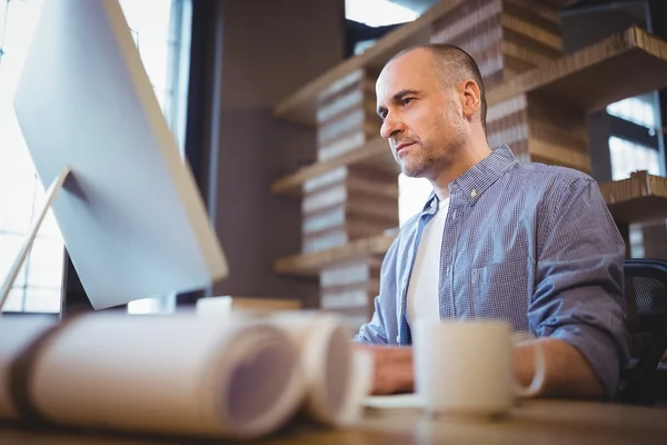 Empresário que trabalha no computador — Fotografia de Stock