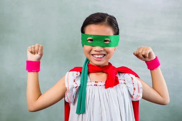 Menina vestida como super-herói em sala de aula — Fotografia de Stock