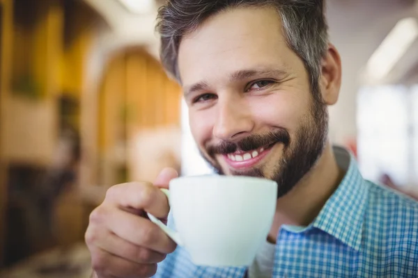 Uomo d'affari che prende un caffè in mensa ufficio — Foto Stock