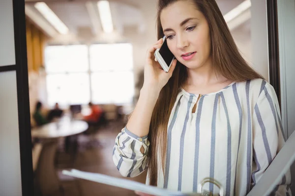 Mujer de negocios mirando los archivos — Foto de Stock