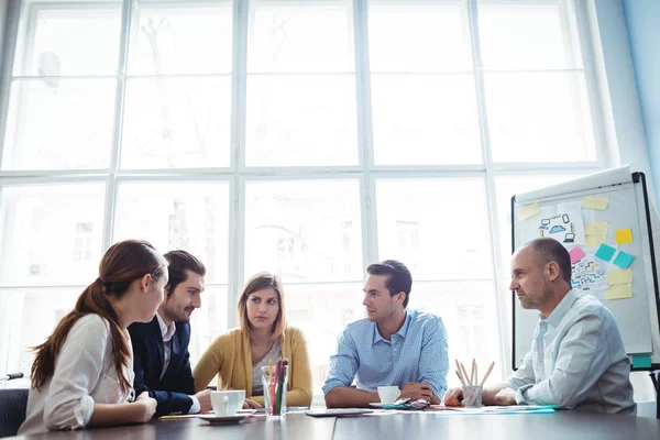 Negócios discutindo na sala de reuniões — Fotografia de Stock