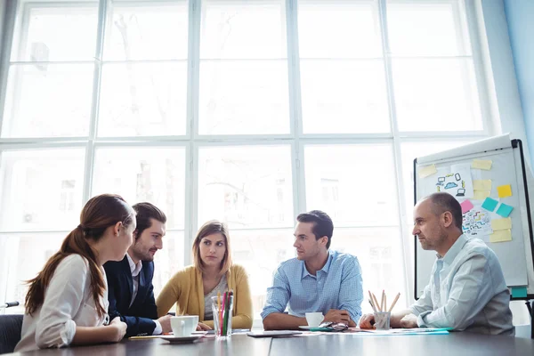 Geschäftsleute diskutieren im Besprechungsraum — Stockfoto