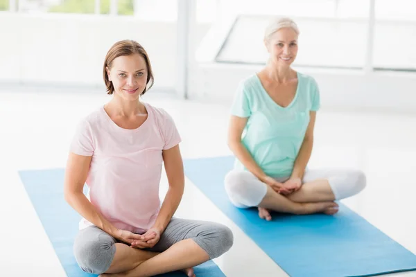 Gülümseyen kadınlar yoga yaparken — Stok fotoğraf