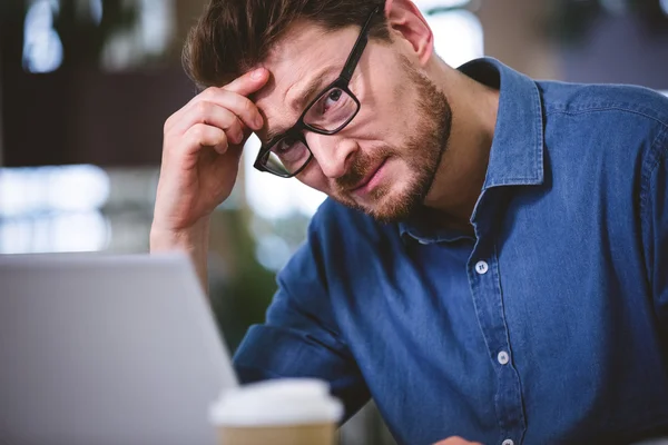 Geschäftsmann leidet unter Kopfschmerzen — Stockfoto