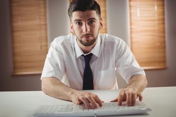 Man mot fönstret arbetar på kontor — Stockfoto