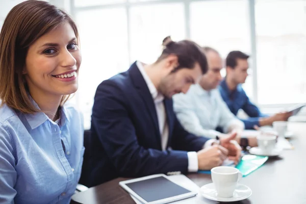 Empresária com colegas de trabalho na sala de reuniões — Fotografia de Stock