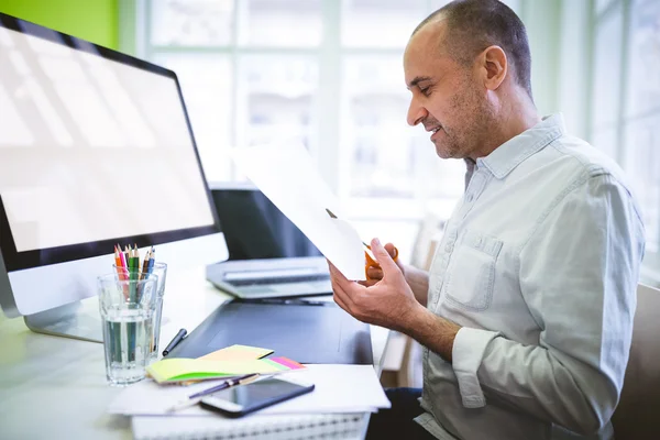 Graphic designer cutting paper — Stock Photo, Image