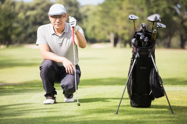 Golfista agachado e posando — Fotografia de Stock