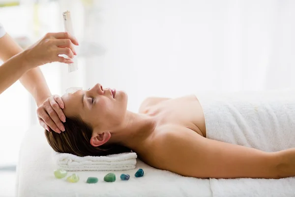 Entspannte junge Frau erhält Massage — Stockfoto