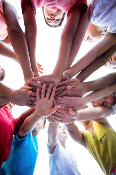 Schüler stapeln Hände — Stockfoto