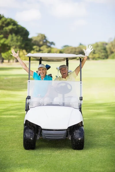 性格开朗的高尔夫球手夫妇坐在高尔夫球车 — 图库照片