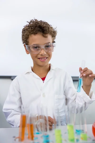 Elementaire van jongen holding reageerbuis — Stockfoto