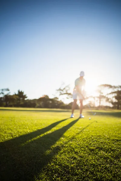 Muž hraje golf na hřišti — Stock fotografie