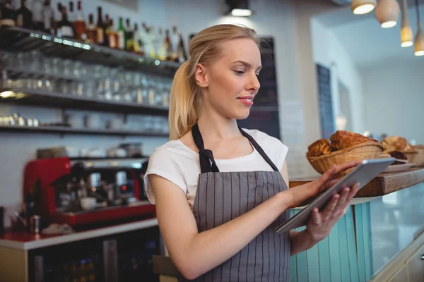 Kadın barista tablet kullanma — Stok fotoğraf