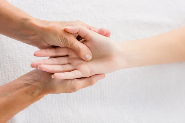 Massör masserande kvinna hand — Stockfoto