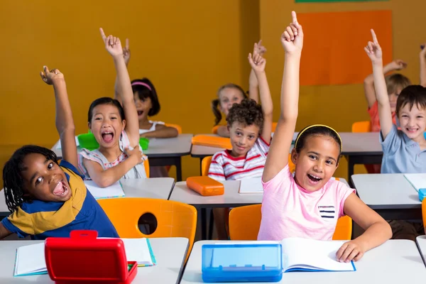 Les enfants lèvent la main — Photo