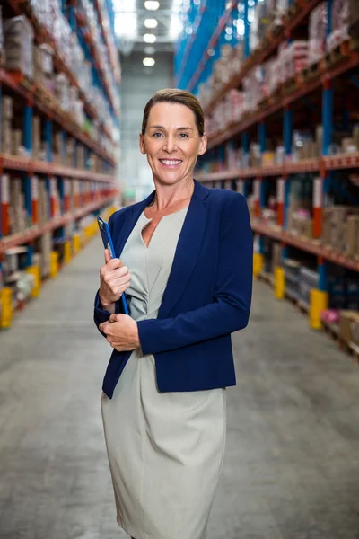 Mujer de negocios sonriendo con portapapeles —  Fotos de Stock