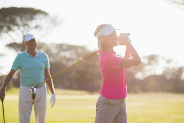 Adam tarafından oynarken gülümseyen olgun golfçü — Stok fotoğraf