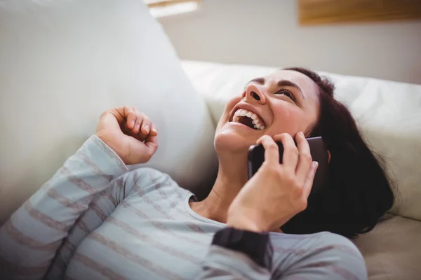 Frau lacht und telefoniert — Stockfoto