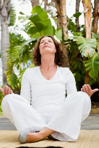 Reife Frau praktiziert Yoga — Stockfoto