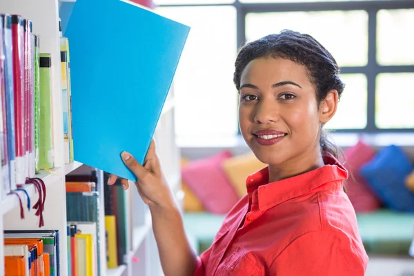 Maestro quitando libro de estantería — Foto de Stock