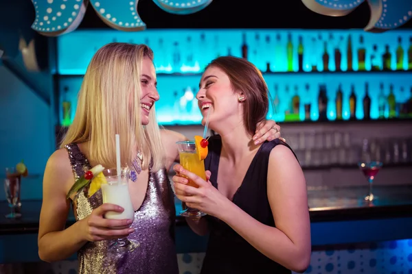 Amigas disfrutando en discoteca — Foto de Stock