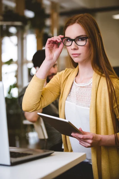 Vertrouwen zakenvrouw aanpassen brillen — Stockfoto