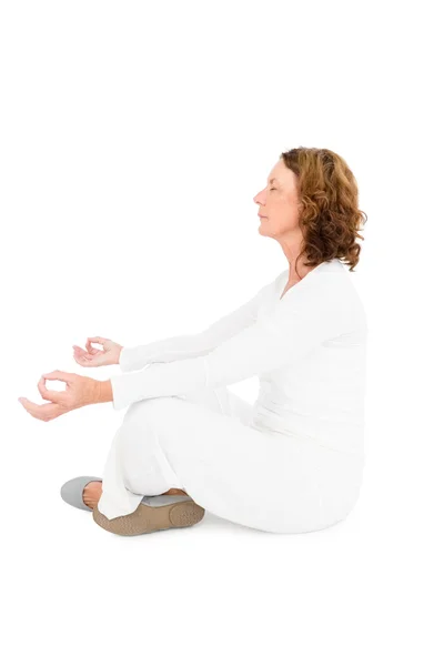 Mulher meditando contra branco — Fotografia de Stock