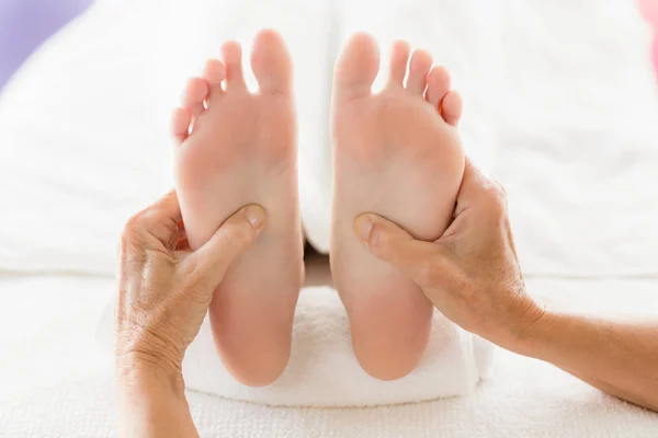 Mujer recibiendo masaje de pies — Foto de Stock