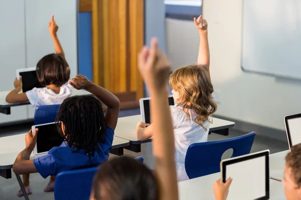 Kinderen met digitale tabletten verhogen hun handen — Stockfoto