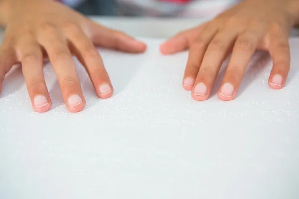 Kind liest Braille-Buch — Stockfoto