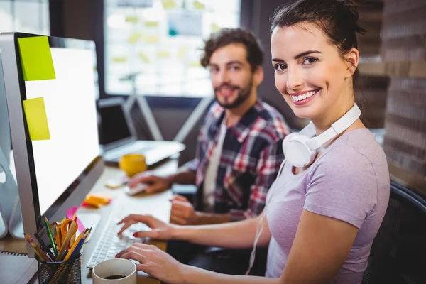 Geschäftsfrau arbeitet mit männlichem Kollegen zusammen — Stockfoto