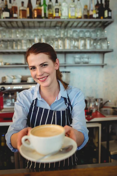 Jistý barista porci kávy — Stock fotografie