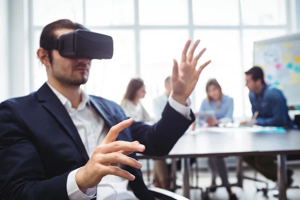 Biznesmen przy użyciu symulatora rzeczywistości wirtualnej — Zdjęcie stockowe