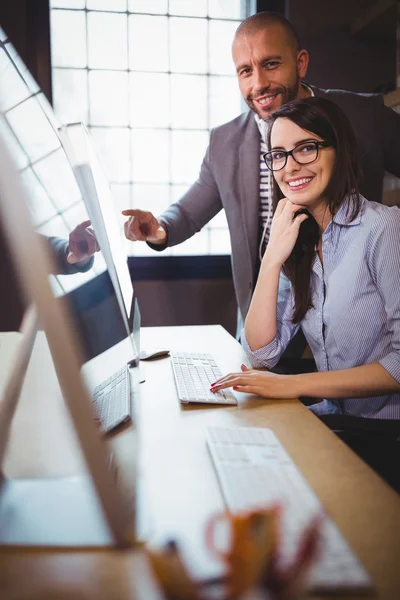 Geschäftsfrau mit männlichem Kollegen — Stockfoto