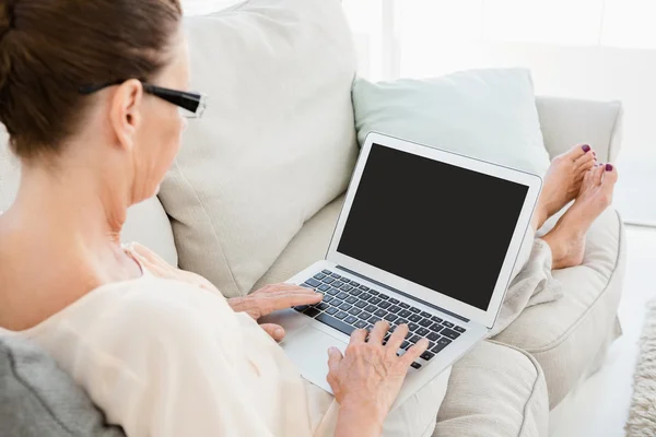 Mulher madura usando laptop — Fotografia de Stock