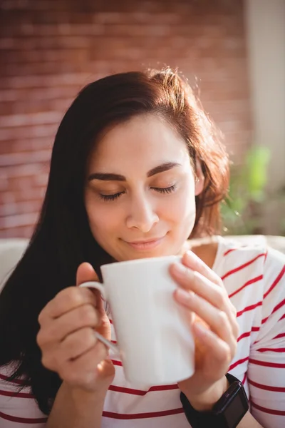 Kobieta zapachu kawy — Zdjęcie stockowe