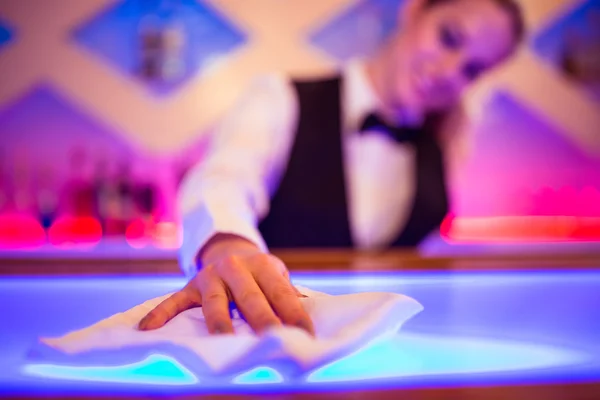 Barmaid balcão de limpeza com guardanapo — Fotografia de Stock