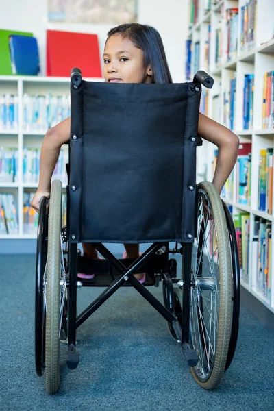 Deficiente menina no escola biblioteca — Fotografia de Stock